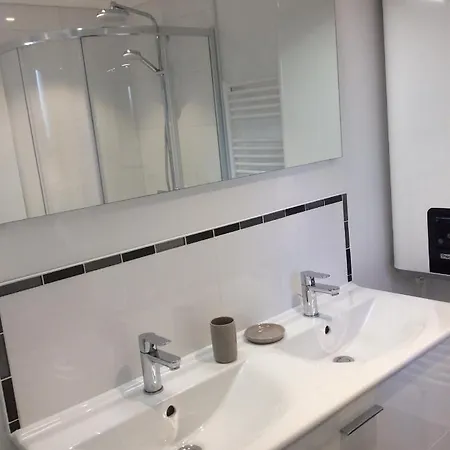 Au Petit Port Le Voilier 2 Chambres Avec Jacuzzi Privatif Et Le Drakkar Normand 3 Chambres Sans Jacuzzi Feriehus